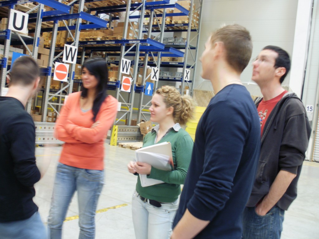 2. Az üzemben - előtérben a hallgatók egy csoportja; háttérben az egyirányú utcák