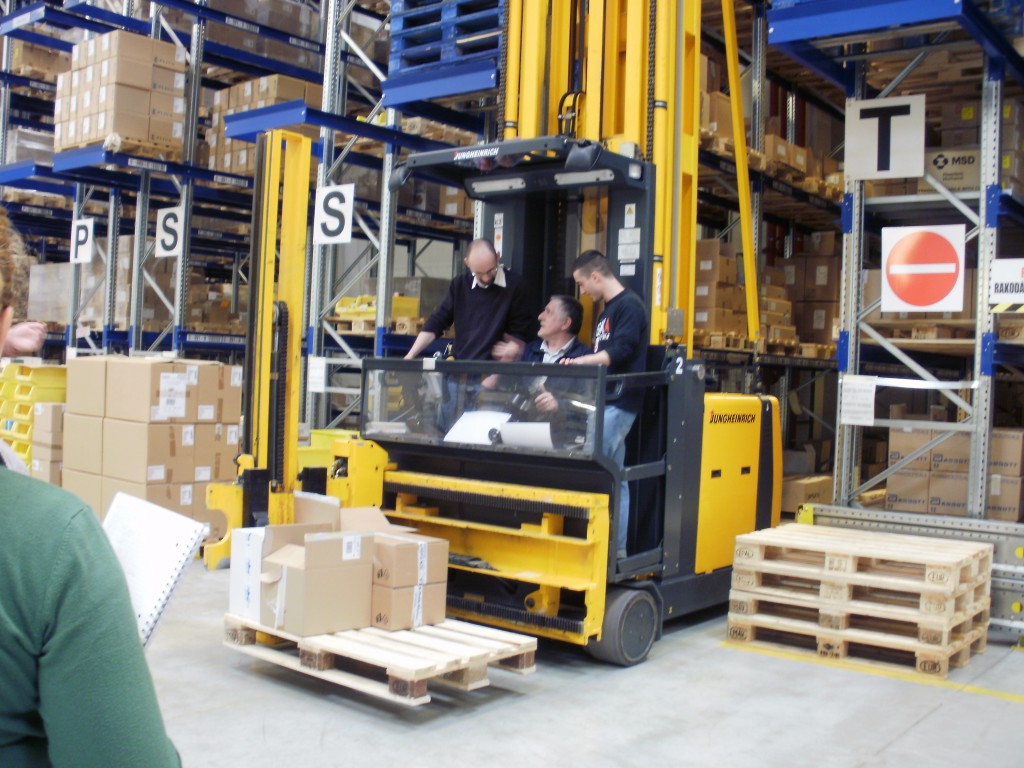 4. Érdeklődő tekintetek és jegyzetek a kézben