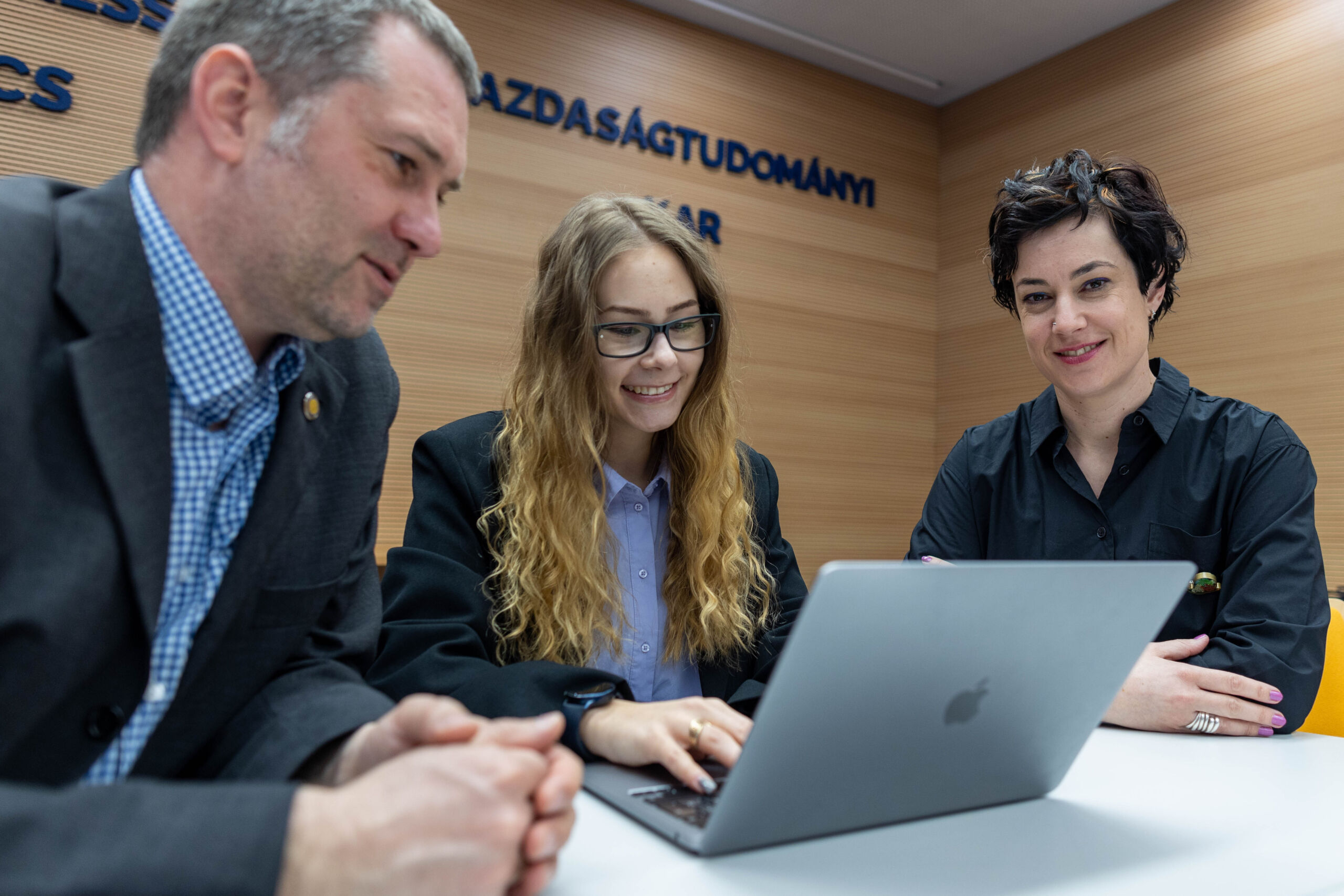 kiadvany-11 Innovatív, vállalatokra szabott képzések az Üzleti Tudásközpontban